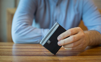 visible variant TB1277-BJ TB1277-LJ TB1277-CJ TB1277-DJ TB1277-IJ TB1277-VJ TB1277-GJ TB1277-BH TB1277-DH TB1275-BJ TB1275-LJ TB1275-CJ TB1275-DJ TB1275-IJ TB1275-VJ TB1275-GJ TB1275-BH TB1275-DH^^A person holding a Nik's Minimalist Wallet.