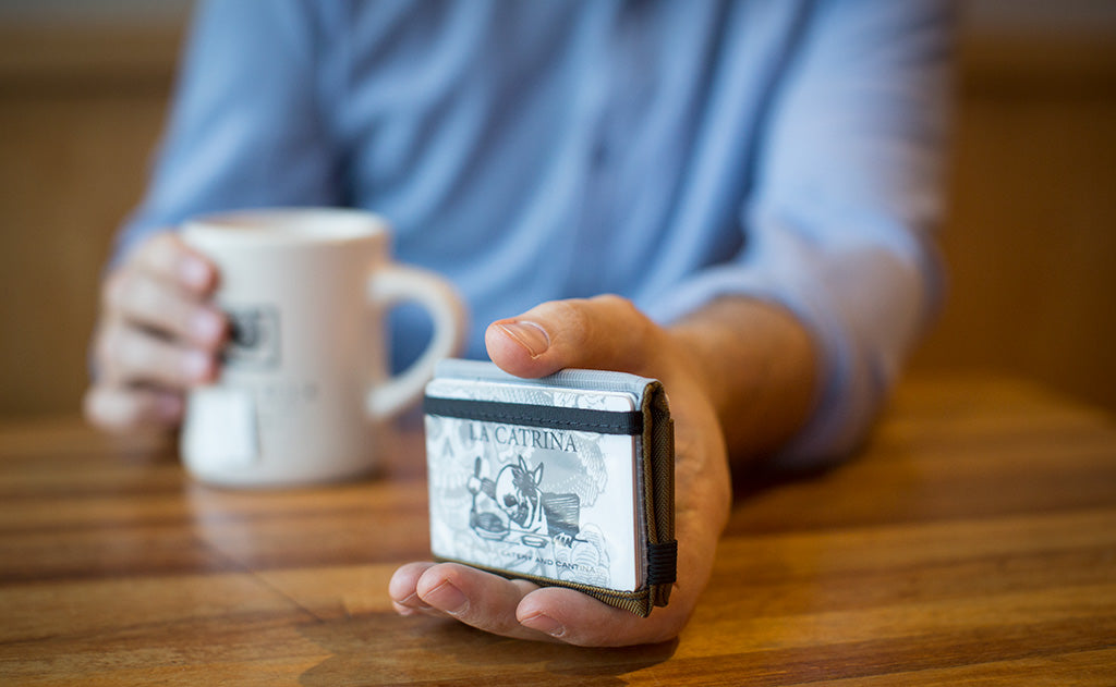 visible variant TB1278-BJ TB1278-LJ TB1278-CJ TB1278-DJ TB1278-IJ TB1278-VJ TB1278-GJ TB1278-BH TB1278-DH TB1279-BJ TB1279-LJ TB1279-CJ TB1279-DJ TB1279-IJ TB1279-VJ TB1279-GJ TB1279-BH TB1279-DH^^A person holding a Nik's Minimalist Wallet.