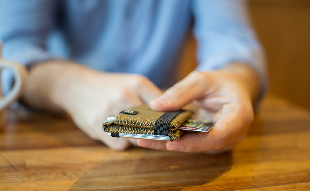 visible variant TB1278-BJ TB1278-LJ TB1278-CJ TB1278-DJ TB1278-IJ TB1278-VJ TB1278-GJ TB1278-BH TB1278-DH TB1279-BJ TB1279-LJ TB1279-CJ TB1279-DJ TB1279-IJ TB1279-VJ TB1279-GJ TB1279-BH TB1279-DH^^A person holding a Nik's Minimalist Wallet.